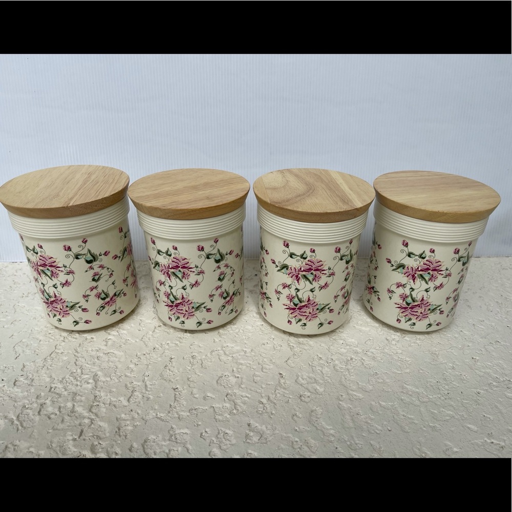 Chic Classic - 4 canisters with wooden lids
